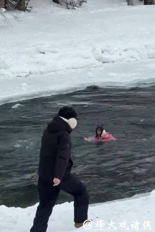 揪心!孩子不慎坠入喀纳斯湖,母亲因着急跟着跳入河流... 揪心!孩子不慎坠入喀纳斯湖,母亲因着急跟着跳入河流...